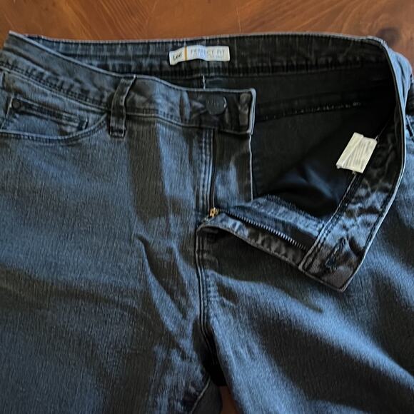Lee Perfect Fit Black Straight Leg Jeans Woman Size 12M Soft Lightly Faded - Picture 6 of 10